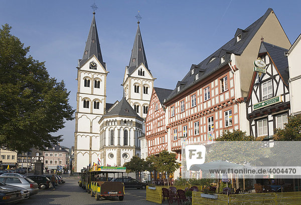 St Severus-Kirche und Fachwerkarchitektur am Marktplatz in Boppard  Rheinland-Pfalz  Deutschland