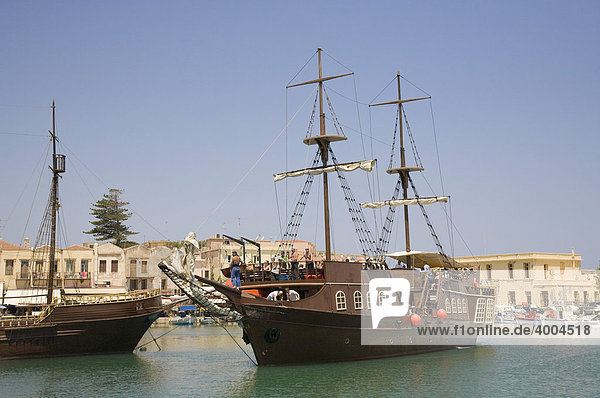 Das Ausflugsschiff Barbarossa  ausgestaltet als Piratenschiff  verlässt den venezianischen Hafen von Rethymnon  Insel Kreta  Griechenland