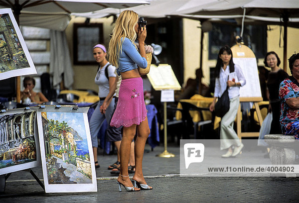Junge Frau  Touristin fotografiert Piazza Navona  Rom  Latium  Italien  Europa