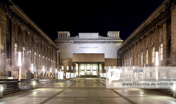 Pergamonmuseum auf der Museumsinsel  Mitte  Berlin  Deutschland  Europa