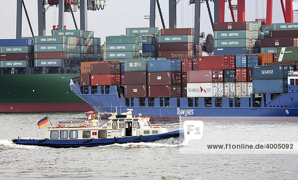 Containerverladung im Hamburger Hafen  Hafenaufsicht  Hamburg  Deutschland  Europa
