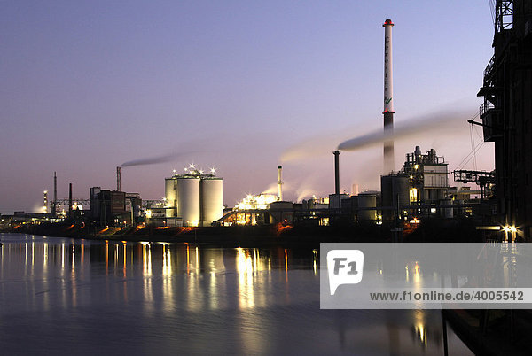 Industriebetriebe im Rheinhafen Krefeld  Krefeld  Nordrhein-Westfalen  Deutschland  Europa