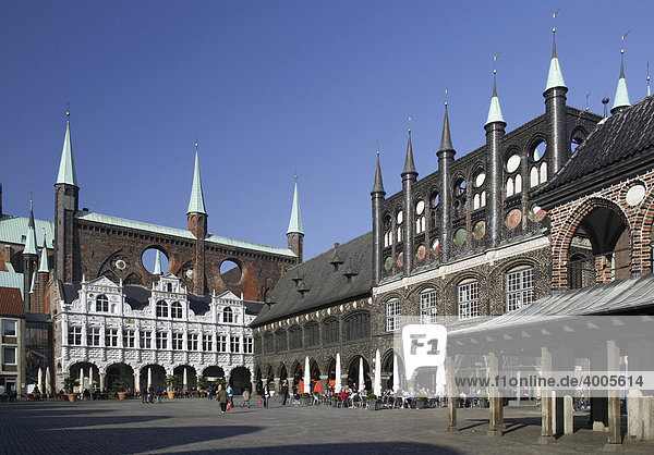 Rathaus mit Ziergiebeln am Markt und alter Markthalle  Hansestadt Lübeck  Schleswig-Holstein  Deutschland  Europa