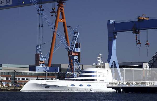 Luxusyacht im Dock der Howaldtswerke Deutsche Werft  Kiel  Schleswig-Holstein  Deutschland  Europa