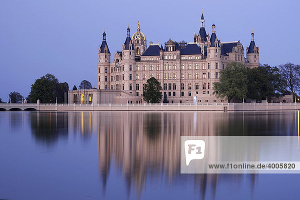 Schweriner Schloss  Sitz des Mecklenburg-Vorpommerschen Landtags  Spiegelung im Schweriner See  Schwerin  Mecklenburg-Vorpommern  Deutschland  Europa