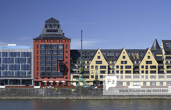 Zu Wohnungen und Büros umgebaute Speichergebäude Siebengebirge und Silo 23 im Rheinauhafen  Köln  Rheinland  Nordrhein-Westfalen  Deutschland  Europa