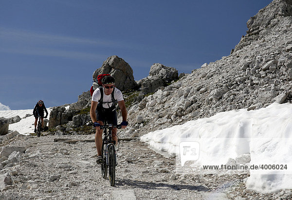 Mountainbiker auf dem Drei-Zinnen-Weg  Drei Zinnen  Tre Cimi di Lavaredo  Dolomiten  Südtirol  Alto Adige  Italien  Europa
