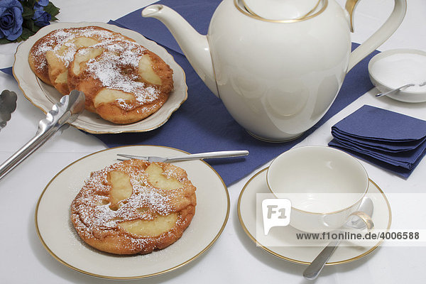 Apfelpfannkuchen mit Puderzucker bestreut  Kaffeekanne  Zucker  Kaffeetasse - Rezeptdatei vorhanden