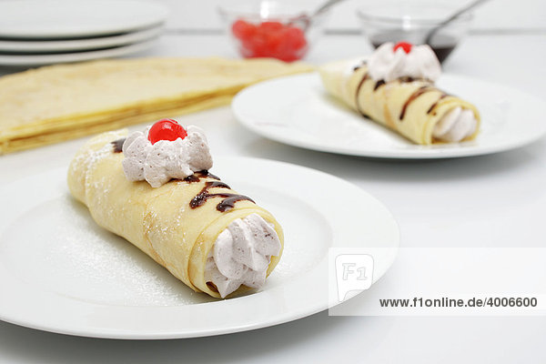 Crepes mit Cremefüllung  Puderzucker  Schokoladensoße und Cocktailkirsche - Rezeptdatei vorhanden