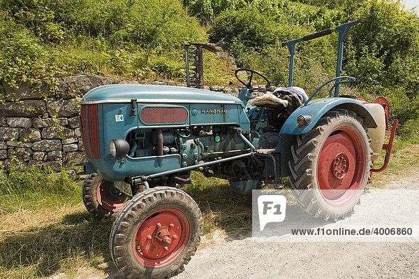Alter Hanomag-Traktor in den Weinbergen bei Ziegelanger  Unterfranken  Bayern  Deutschland  Europa