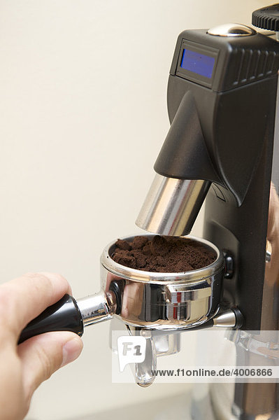 Professional preparation of espresso with an espresso machine: Step 1 - grinding espresso into the filter