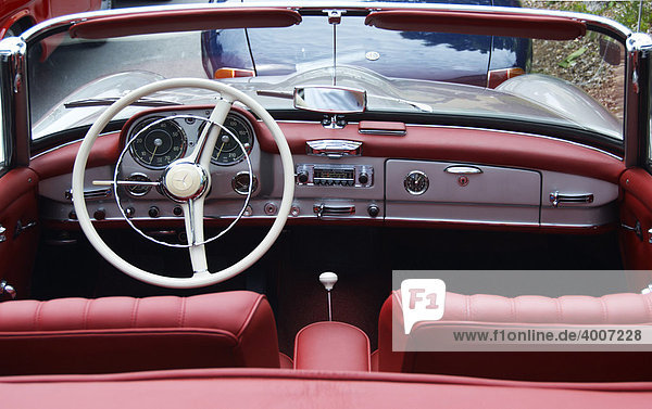 Altes Mercedes 190 SL Cabrio Innenansicht