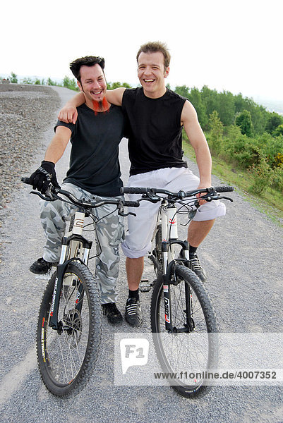 Freundschaft  zwei Freunde unterwegs mit dem Mountainbike