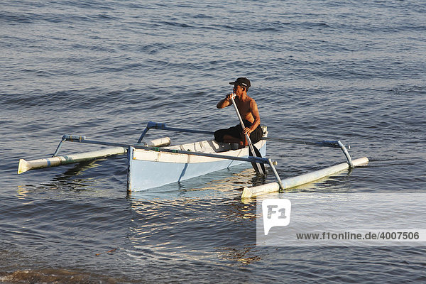 Fischer bei der Heimkehr  Kanu  Auslegerkanu  Balikpapan  Ost-Kalimantan  Borneo  Indonesien