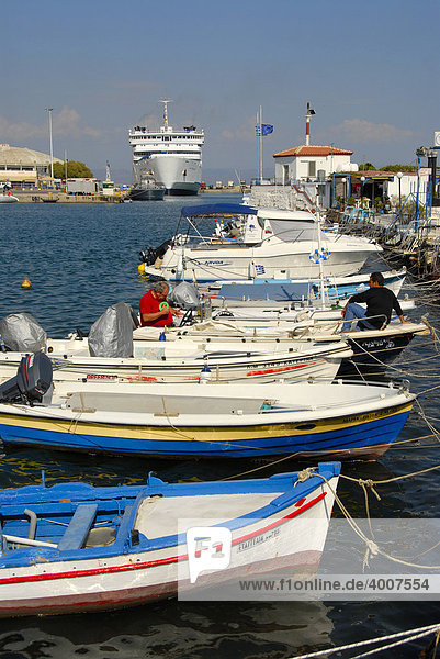 Bunte Fischerboote und Fähre im Hafen  Mytilini  Mitilini  Lesbos  Ägäis  Griechenland  Europa