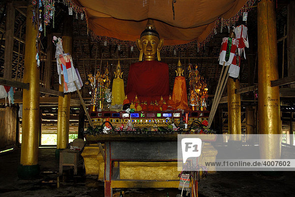 Buddhismus  gold gestrichene Säulen im Altarraum im Waldkloster mit Buddha Statue  alter Tai-Lü-Tempel Wat Luang  Ou Neua  Gnot Ou  Phongsali Provinz  Laos  Südostasien  Asien