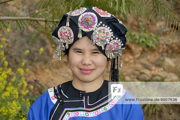 Portrait  junge Frau der Hor-Lolo Ethnie in ihrer Tracht mit prächtigem Kopfschmuck  Phongsali  Laos  Südostasien  Asien
