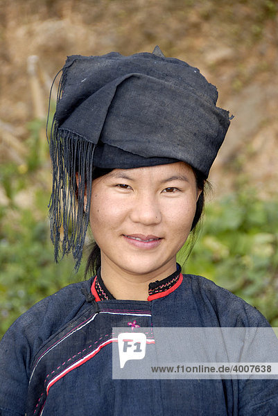 Portrait  junge Frau der Lolo-Hor Ethnie lächelt in ihrer Tracht  Phongsali  Laos  Südostasien  Asien