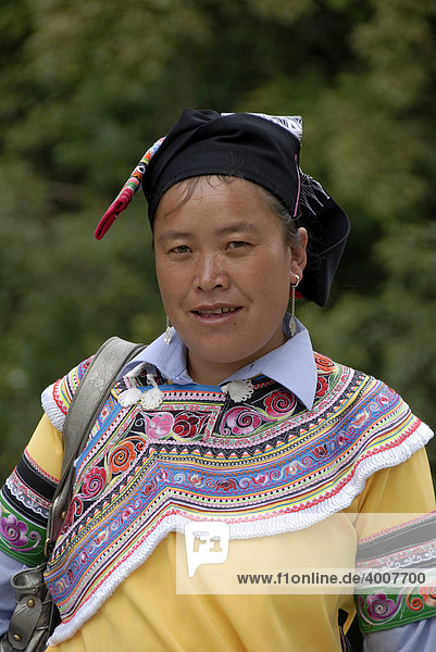 Portrait  Ethnologie  Frau der Yi Ethnie  farbenprächtige Kleidung  Xinjie  Yuanyang  Provinz Yunnan  Volksrepublik China  Asien