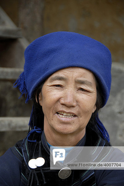 Portrait  ethnology  woman of the Hani ethnic group  dark blue clothes  near Xinji  Yuanyang  Yunnan Province  People's Republic of China  Asia