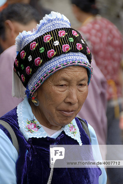 Portrait  Ethnologie  Frau der Bai Ethnie  bunte Kopfbedeckung  Dali  Provinz Yunnan  Volksrepublik China  Asien
