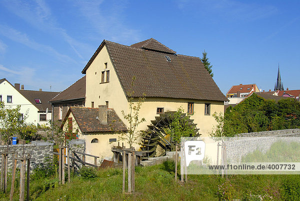 Alte Mühle mit Mühlrad  Brückenmühle  Mühlheim am Main  Hessen  Deutschland  Europa