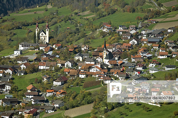 Blick von der Pillerhöhe  Am Gachenblick  Gacher Blick  Fließ  Barbarakirche  Oberinntal  Tirol  Österreich  Europa
