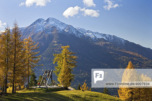 Friedensglocke in Mösern  Lärchen im Herbst  Hocheder in den Stubaier Alpen  Inntal  Tirol  Österreich  Europa
