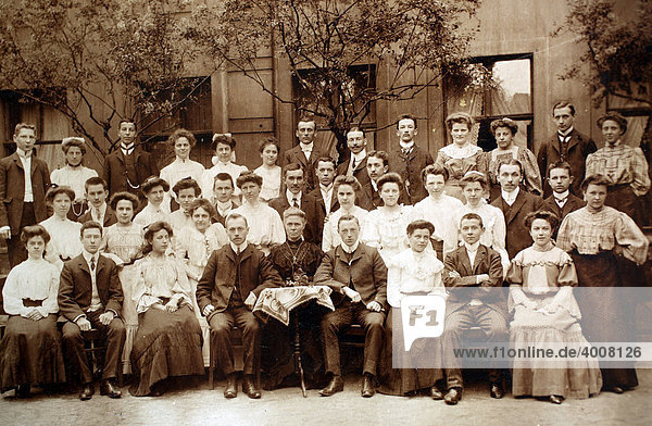 Historical photo of a familiy 1906 Germany