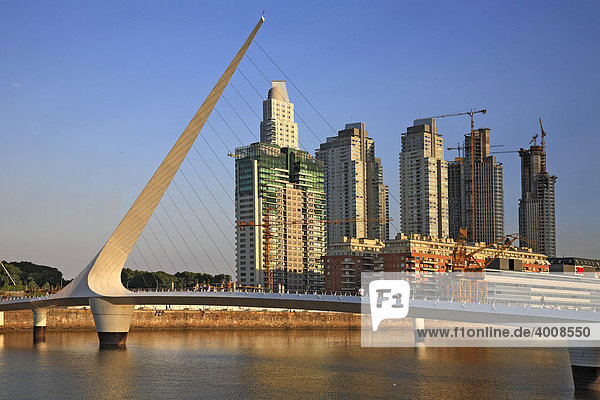 Die Frauenbrücke  Puente de la Mujer  (Architekt Santiago Calatrava) im Puerto Madero  Stadtteil von Buenos Aires  Argentinien  Südamerika