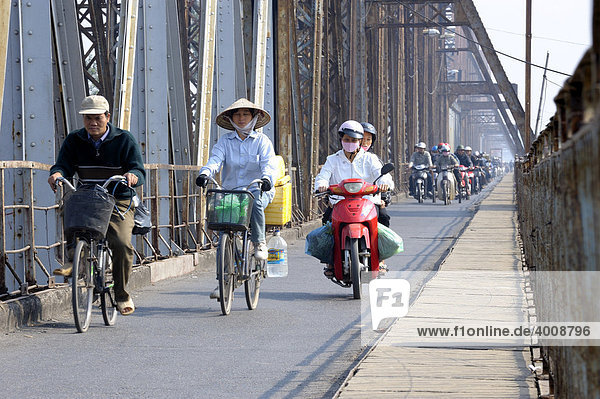 Mofaverkehr auf Brücke  Hanoi  Vietnam  Südostasien
