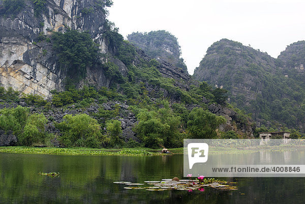 Karstberge mit Wasserlauf und Seerosen  Nationalpark TamCoc  Ninh Binh  Nordvietnam  Südostasien