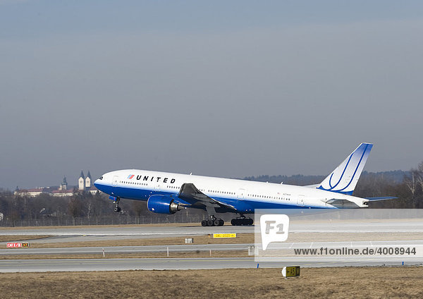 Eine Boeing des Typs 777-222 der United Airlines auf dem Flughafen München  Bayern  Deutschland