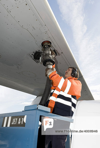Ein Mitarbeiter der Firma Skytanking betankt eine Lufthansa-Maschine des Typs Airbus A320-200 auf dem Flughafen Franz-Josef-Strauß  München  Bayern  Deutschland