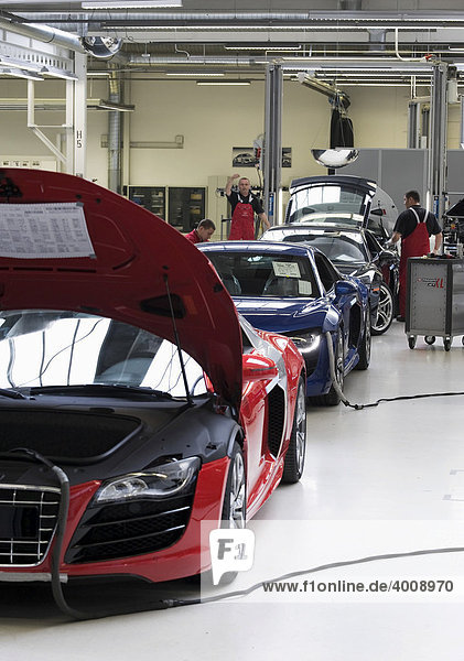 Audi-Mitarbeiter sind in der Audi-R8-Manufaktur an der Finish Line mit letzten Kontrollen des Sportwagens R8 beschäftigt  Baden-Württemberg  Deutschland  Europa