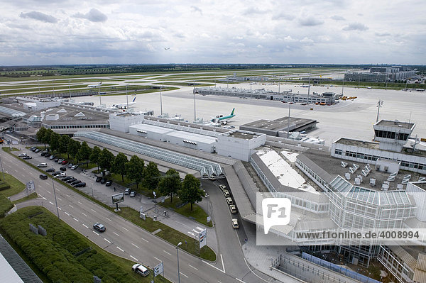 Blick vom Tower auf das Terminal 1 des Flughafen München  Bayern  Deutschland  Europa