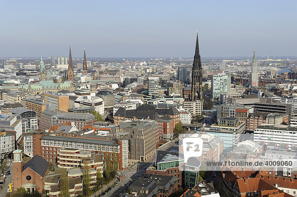 Luftaufnahme der Innenstadt mit St. Nikolaikirche  Hansestadt Hamburg  Deutschland  Europa