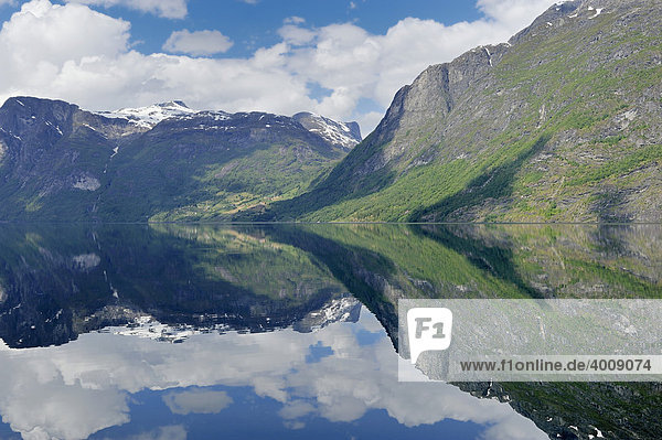 Berge spiegeln sich im Strynsvatnet See beim Dorf Hjelle Norwegen Skandinavien Europa