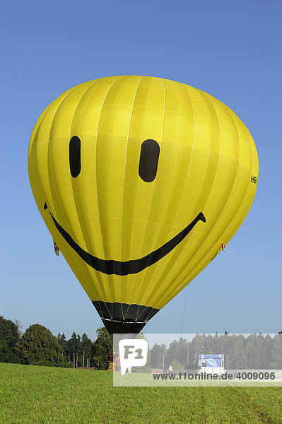 Heißluftballon mit Smiley auf der Hülle