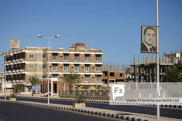 Hosni Mubarak Propaganda an Straße in Safaga  Ägypten  Afrika