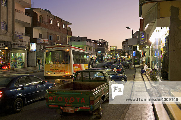 Hauptstraße von Hurghada nach Sonnenuntergang  Ägypten  Afrika