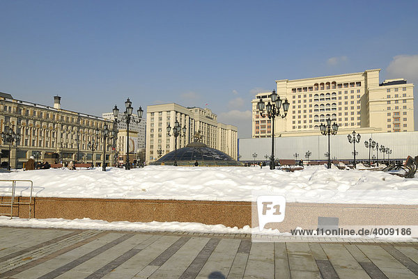Blick auf das Hotel Moskva und das russische Parlament  Moskau  Russland