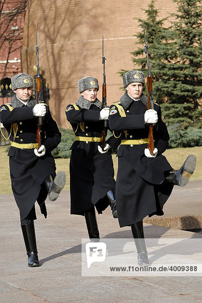Wachwechsel der Ehrenwache vor dem Grab des Unbekannten Soldaten  Alexandergarten  Moskau  Russland