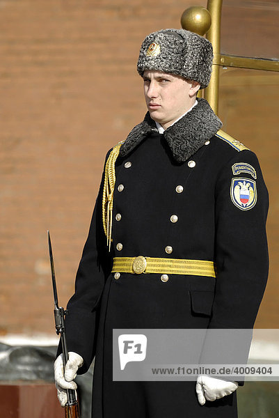 Russischer Soldat der Ehrenwache vor dem Grab des Unbekannten Soldaten  Alexandergarten  Moskau  Russland