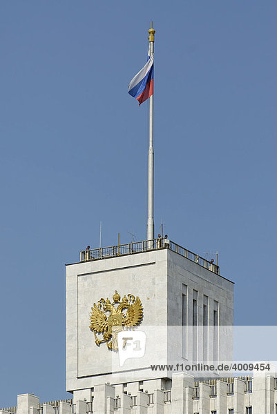 Russische Flagge auf einem Gebäude der russischen Regierung  Moskau  Russland