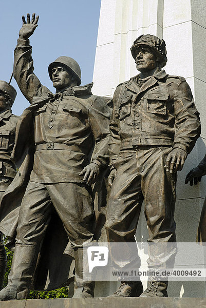 Skulpturen russischer  französischer und amerikanischer Soldaten  Denkmal für die Teilnehmer der Anti-Hitler-Koalition  Poklonnaya Hügel  Moskau  Russland