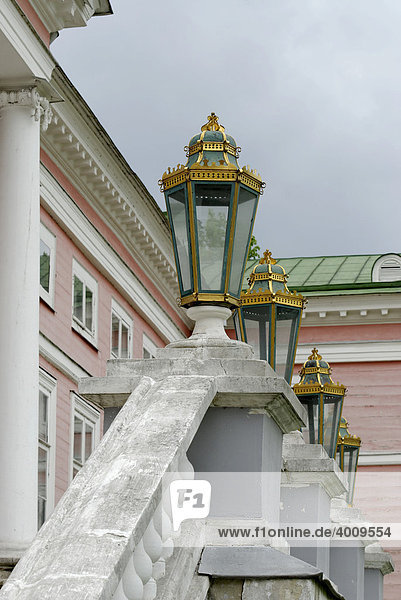 Alte Laternen vor dem Hintereingang des Großen Palastes auf dem Kuskowo-Anwesen  Moskau  Russland