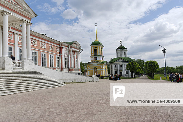 Großer Palast  orthodoxe Glocken-und Kirchtürme  Kuskowo-Anwesen  Sommerresidenz der Scheremetew-Familie  Moskau  Russland