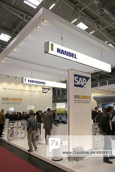 Messestand des Softwareunternehmens SAP auf der Computer und IT Messe Systems in München Bayern Deutschland Europa