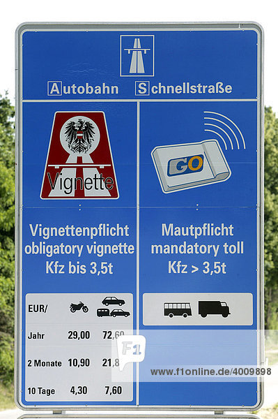 Hinweisschild für die Vignettenpflicht und Mautpflicht auf Autobahnen und Schnellstraßen in Österreich an der Grenze zu Österreich bei Passau  Bayern  Deutschland  Europa